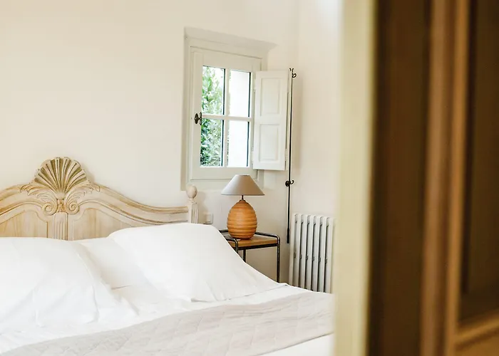 Hotel La Bastide De - Les Collectionneurs 4*