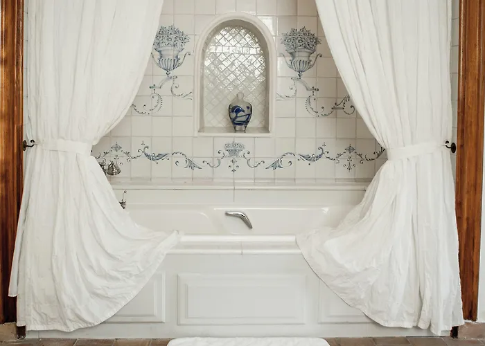 Hotel La Bastide De - Les Collectionneurs 4*